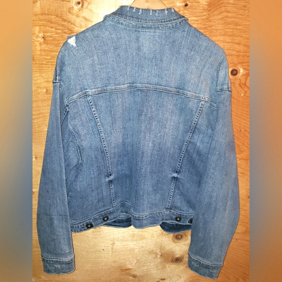 Women’s torrid 2 Medium Wash Distressed Denim Trucker Jacket 2X 18/20 - Picture 4 of 8
